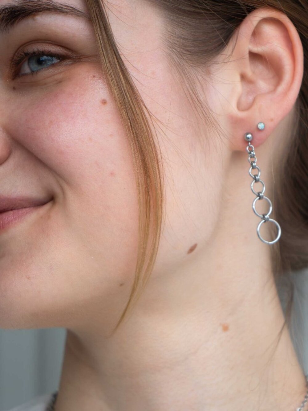 Long silver graduated hoop earrings - Picture 2 of 8